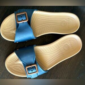 Women's Crocs Sandals Slip On Shoes Navy Blue Tan Buckle Size 9